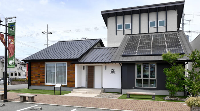 ZEH（Net Zero Energy House）は、住宅の断熱性を向上させ、省エネ性能を高め、太陽光発電などでエネルギーを生成することによって、年間の一次エネルギー消費量（空調、給湯、換気、照明など）の収支をゼロにする住宅です。