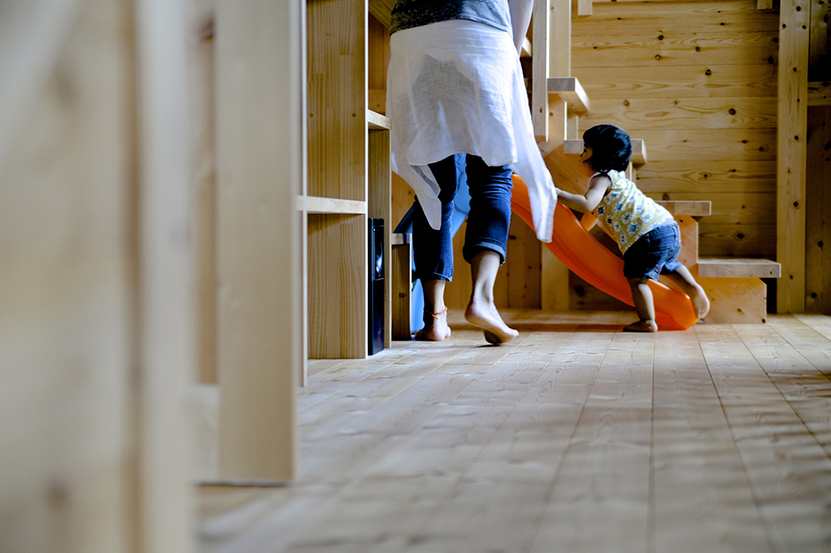 木の温度を感じながら住まう子どもが喜ぶのびのびと育つ家の実例