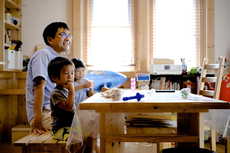 朝日とともに、子供の声が広がるお家。