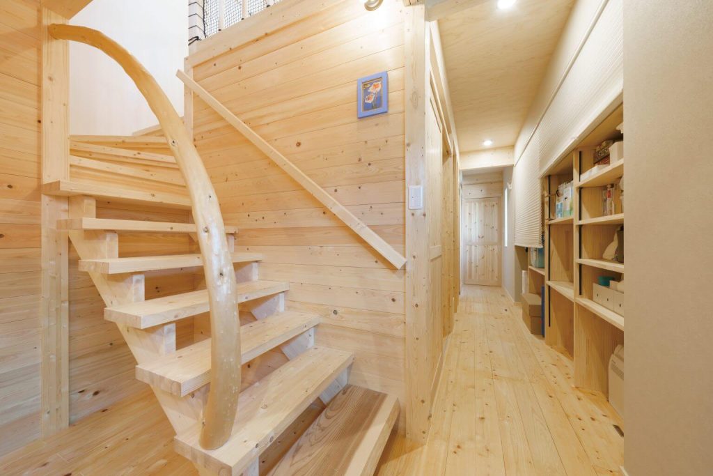 神戸市西区で平屋の新築注文住宅を建てたい！おしゃれな高性能住宅をご紹介・木の階段