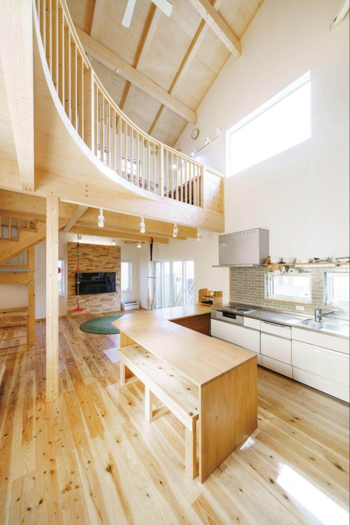 兵庫県のおしゃれな新築平屋住宅施工事例・大きなL型の造作ダイニングテーブルを配置
