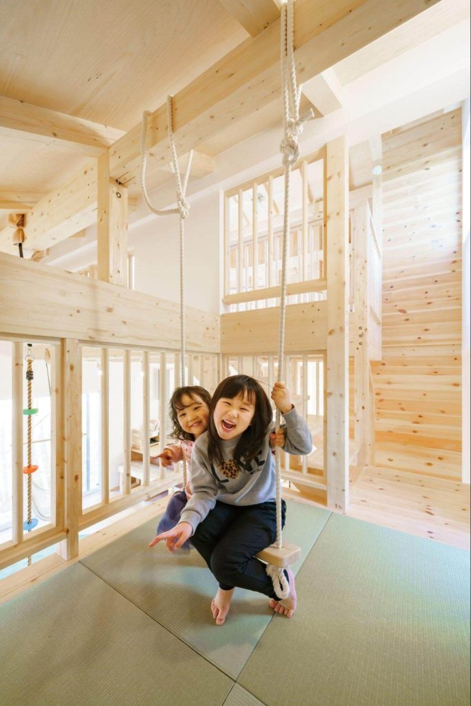 兵庫県のおしゃれな新築平屋住宅施工事例・梁を活かしてブランコを設置し、子どもたちが楽しく暮らせる