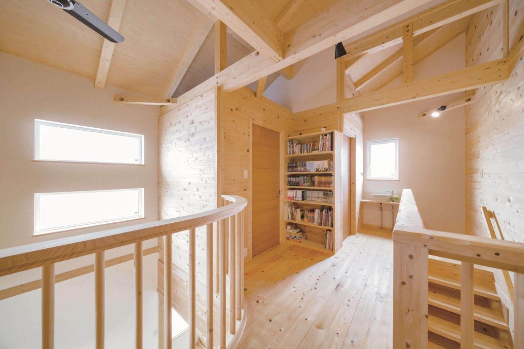 兵庫県のおしゃれな新築平屋住宅施工事例・2階ホールはゆったりと広く、アールを描く手すり