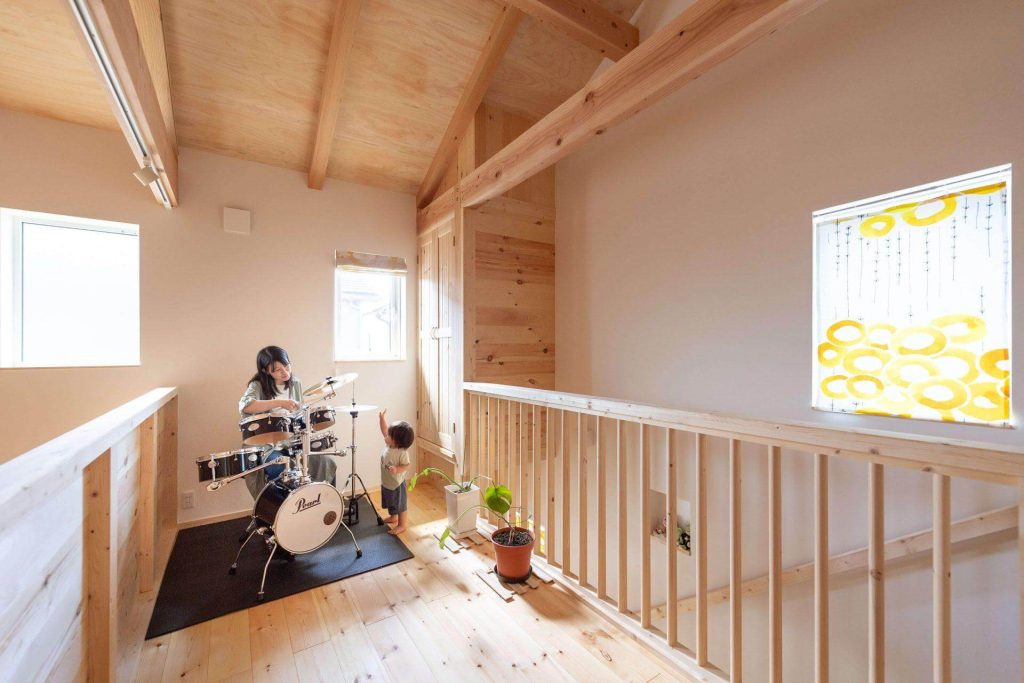 兵庫県のおしゃれな新築平屋住宅施工事例・2階のホールには楽器を置くスペースを設置