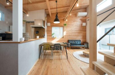 帰りたくなる「落ち着く家」の条件とは？理想の間取り・照明・素材の選び方まで解説